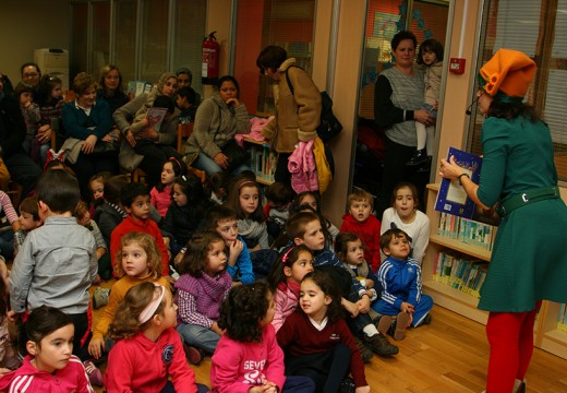 O relato ‘O Nadal no bosque’ xunta a decenas de nenos e nenas na biblioteca municipal de Ordes